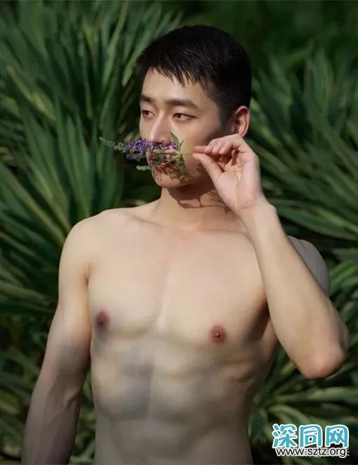 白净肌肉帅哥,清爽干净的长相,让人难忘 白净肌肉帅哥,清爽干净的长相,让人难忘