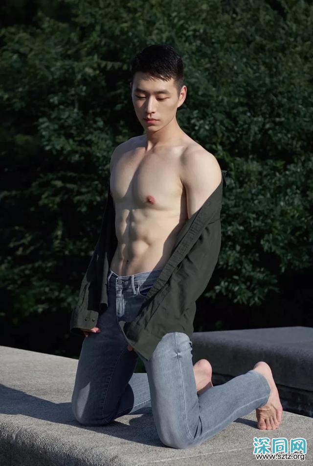 白净肌肉帅哥,清爽干净的长相,让人难忘 白净肌肉帅哥,清爽干净的长相,让人难忘