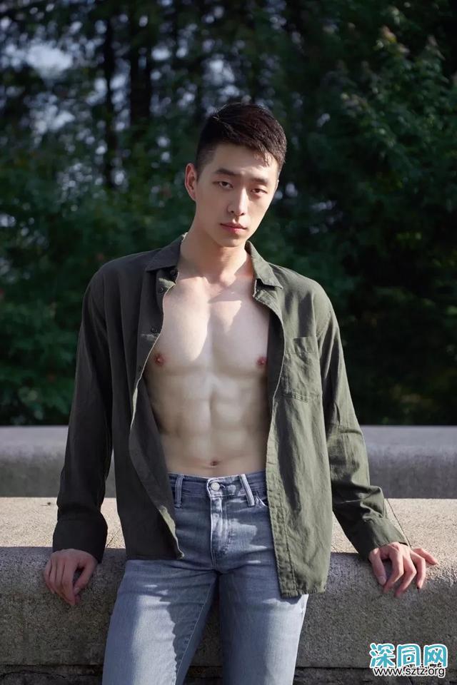 白净肌肉帅哥,清爽干净的长相,让人难忘 白净肌肉帅哥,清爽干净的长相,让人难忘