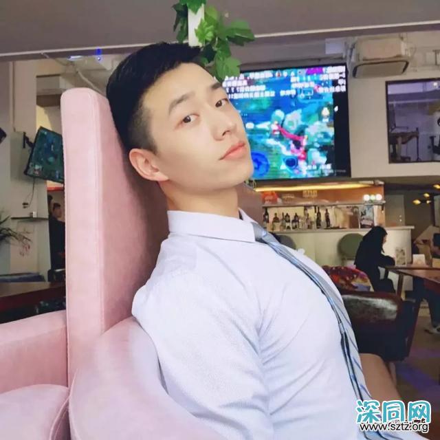 白净肌肉帅哥,清爽干净的长相,让人难忘 白净肌肉帅哥,清爽干净的长相,让人难忘