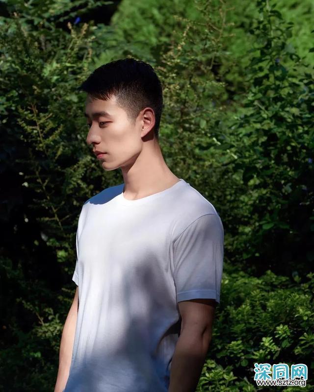 白净肌肉帅哥,清爽干净的长相,让人难忘 白净肌肉帅哥,清爽干净的长相,让人难忘