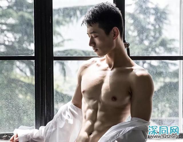 白净肌肉帅哥,清爽干净的长相,让人难忘 白净肌肉帅哥,清爽干净的长相,让人难忘