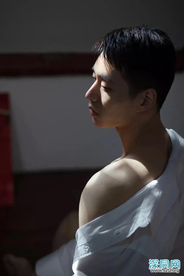 白净肌肉帅哥,清爽干净的长相,让人难忘 白净肌肉帅哥,清爽干净的长相,让人难忘