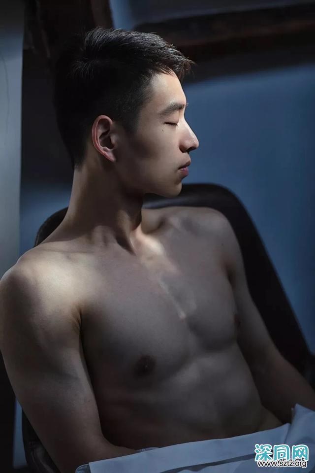 白净肌肉帅哥,清爽干净的长相,让人难忘 白净肌肉帅哥,清爽干净的长相,让人难忘