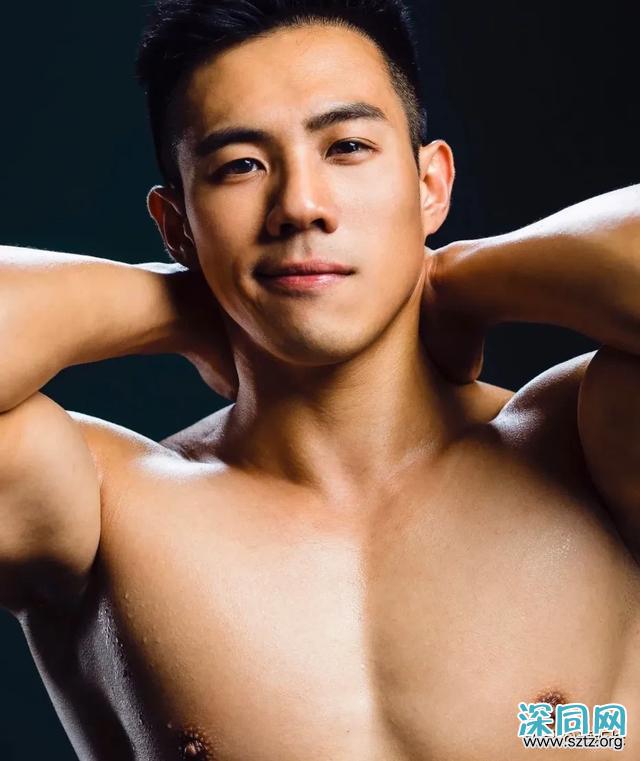 天菜医生抢模特饭碗,最喜欢拍照秀肌肉! 天菜医生抢模特饭碗,最喜欢拍照秀肌肉!