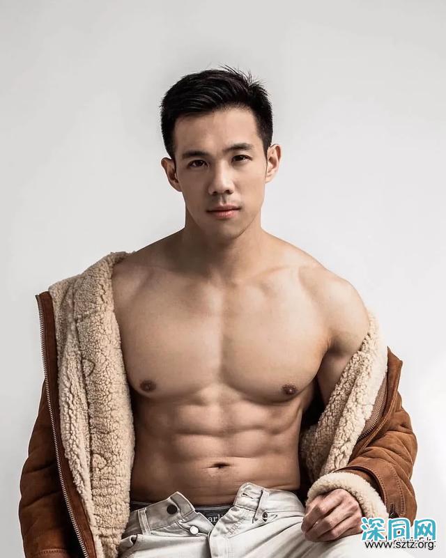 天菜医生抢模特饭碗,最喜欢拍照秀肌肉! 天菜医生抢模特饭碗,最喜欢拍照秀肌肉!