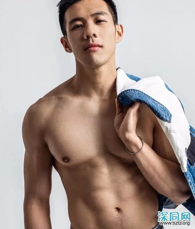 天菜医生抢模特饭碗,最喜欢拍照秀肌肉! 天菜医生抢模特饭碗,最喜欢拍照秀肌肉!