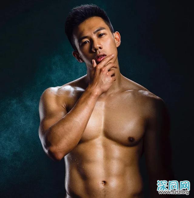 天菜医生抢模特饭碗,最喜欢拍照秀肌肉! 天菜医生抢模特饭碗,最喜欢拍照秀肌肉!