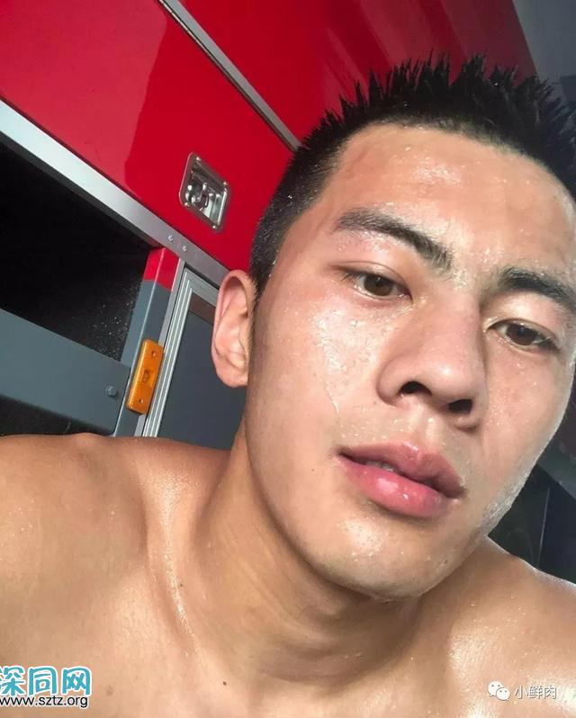 消防员寸头小哥训练累瘫了,引发网友舔屏 消防员寸头小哥训练累瘫了,引发网友舔屏