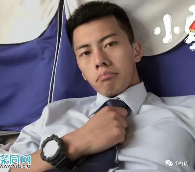 消防员寸头小哥训练累瘫了,引发网友舔屏 消防员寸头小哥训练累瘫了,引发网友舔屏