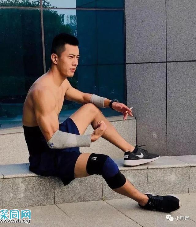 消防员寸头小哥训练累瘫了,引发网友舔屏 消防员寸头小哥训练累瘫了,引发网友舔屏