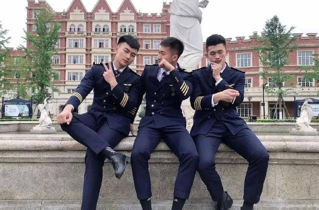 99年四川航空学院小哥,180CM大长腿这谁顶得住啊? 99年四川航空学院小哥,180CM大长腿这谁顶得住啊?