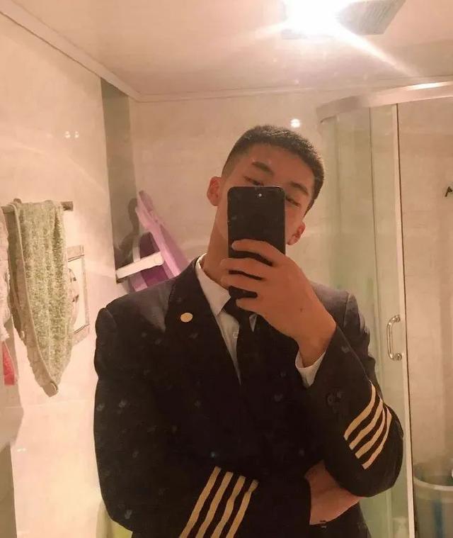 99年四川航空学院小哥,180CM大长腿这谁顶得住啊? 99年四川航空学院小哥,180CM大长腿这谁顶得住啊?