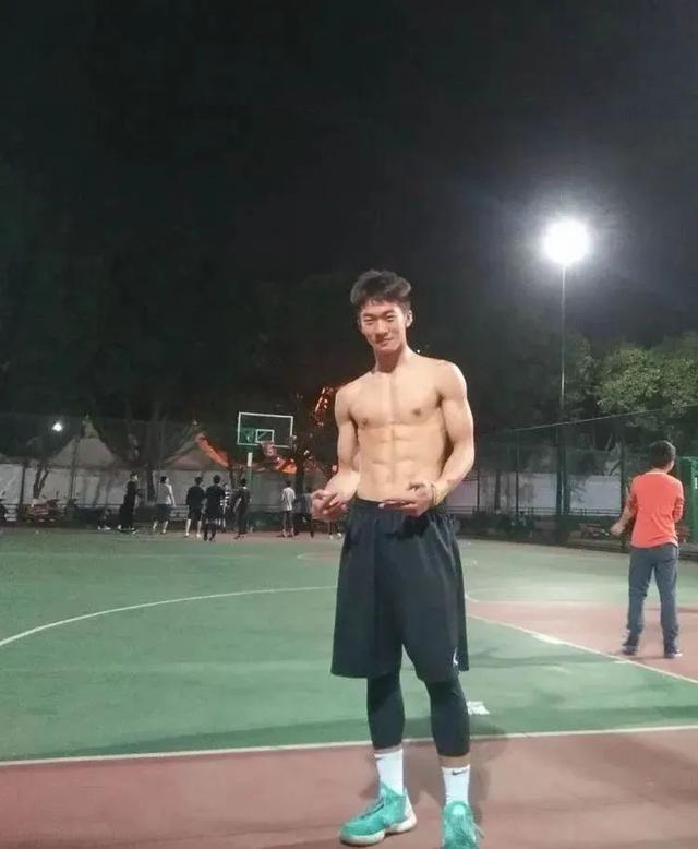 99年四川航空学院小哥,180CM大长腿这谁顶得住啊? 99年四川航空学院小哥,180CM大长腿这谁顶得住啊?