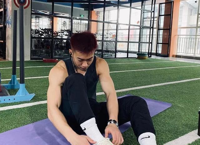 99年四川航空学院小哥,180CM大长腿这谁顶得住啊? 99年四川航空学院小哥,180CM大长腿这谁顶得住啊?