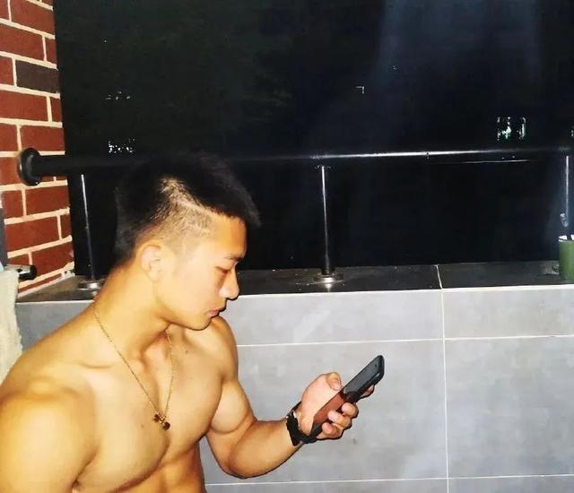 99年四川航空学院小哥,180CM大长腿这谁顶得住啊? 99年四川航空学院小哥,180CM大长腿这谁顶得住啊?