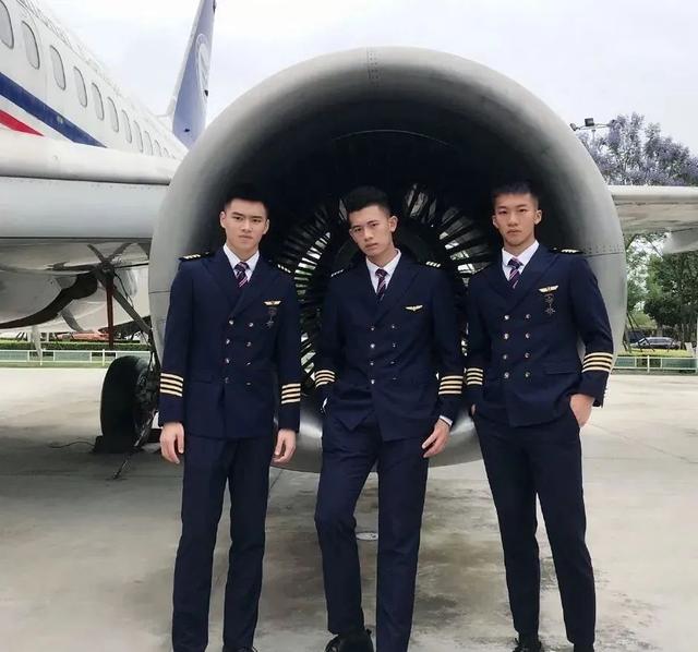 99年四川航空学院小哥,180CM大长腿这谁顶得住啊? 99年四川航空学院小哥,180CM大长腿这谁顶得住啊?