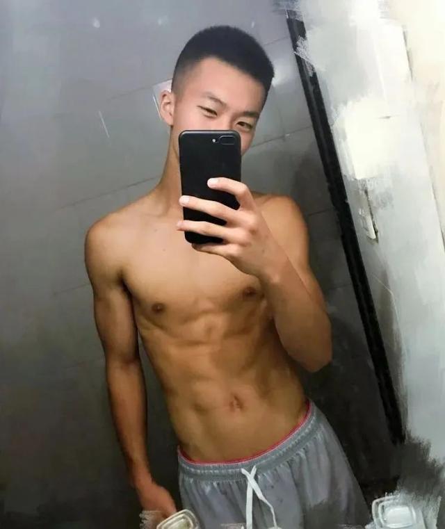 99年四川航空学院小哥,180CM大长腿这谁顶得住啊? 99年四川航空学院小哥,180CM大长腿这谁顶得住啊?