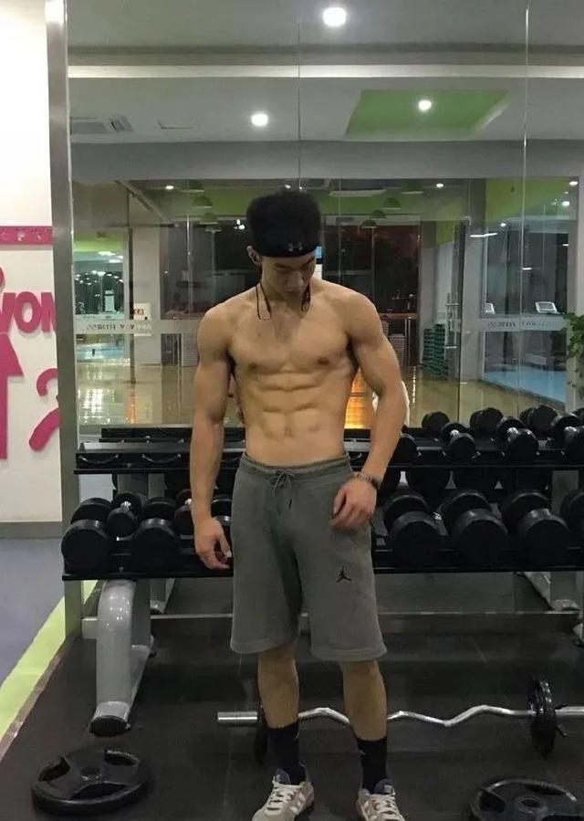 99年四川航空学院小哥,180CM大长腿这谁顶得住啊? 99年四川航空学院小哥,180CM大长腿这谁顶得住啊?