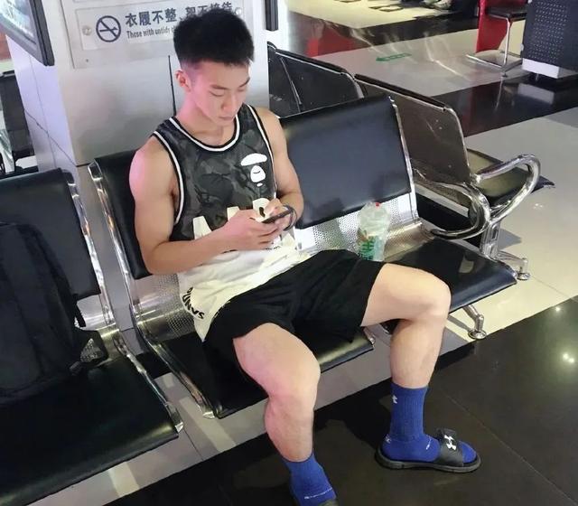 99年四川航空学院小哥,180CM大长腿这谁顶得住啊? 99年四川航空学院小哥,180CM大长腿这谁顶得住啊?