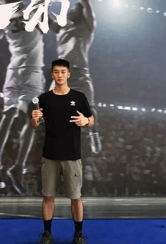 99年四川航空学院小哥,180CM大长腿这谁顶得住啊? 99年四川航空学院小哥,180CM大长腿这谁顶得住啊?