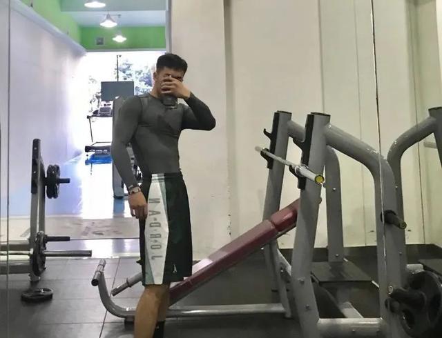 99年四川航空学院小哥,180CM大长腿这谁顶得住啊? 99年四川航空学院小哥,180CM大长腿这谁顶得住啊?