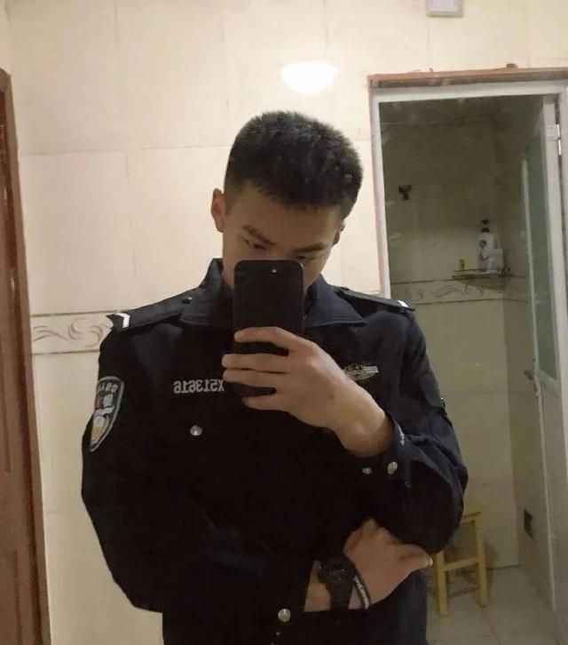 99年四川航空学院小哥,180CM大长腿这谁顶得住啊? 99年四川航空学院小哥,180CM大长腿这谁顶得住啊?