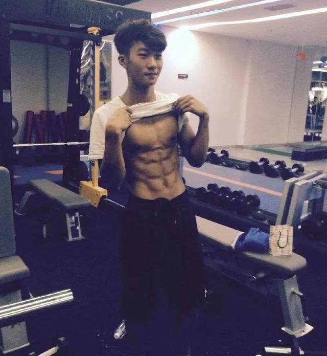 99年四川航空学院小哥,180CM大长腿这谁顶得住啊? 99年四川航空学院小哥,180CM大长腿这谁顶得住啊?