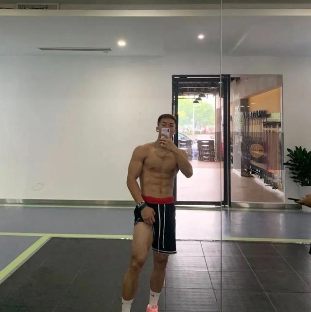 99年四川航空学院小哥,180CM大长腿这谁顶得住啊? 99年四川航空学院小哥,180CM大长腿这谁顶得住啊?