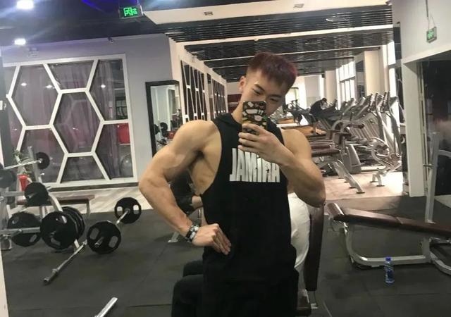 99年四川航空学院小哥,180CM大长腿这谁顶得住啊? 99年四川航空学院小哥,180CM大长腿这谁顶得住啊?