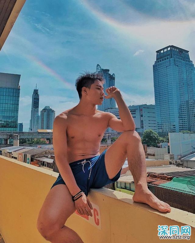 腰比毛若懿还软!96年瑜伽私教走红 腰比毛若懿还软!96年瑜伽私教走红