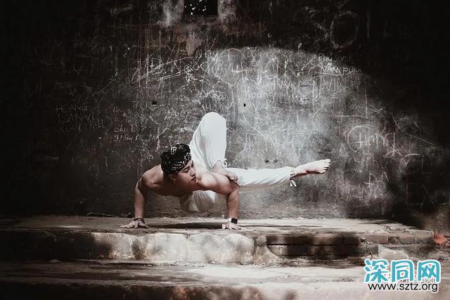 腰比毛若懿还软!96年瑜伽私教走红 腰比毛若懿还软!96年瑜伽私教走红