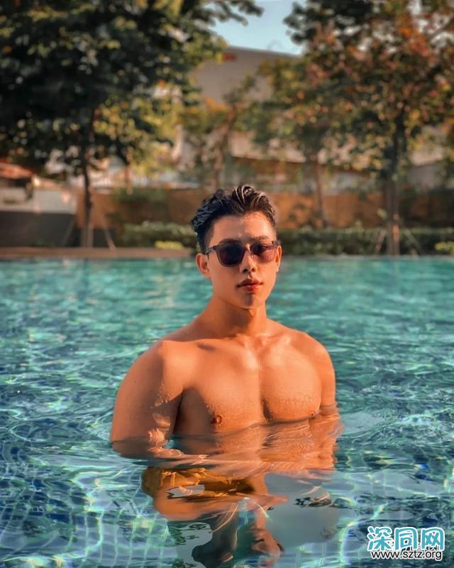 腰比毛若懿还软!96年瑜伽私教走红 腰比毛若懿还软!96年瑜伽私教走红