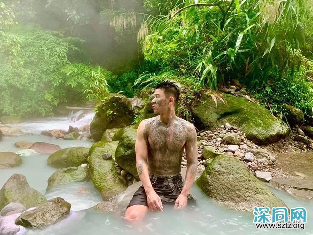 与吴青峰陈意涵合影的羽毛球小哥走红,网友:体会到萧亚轩的快乐 与吴青峰陈意涵合影的羽毛球小哥走红,网友:体会到萧亚轩的快乐