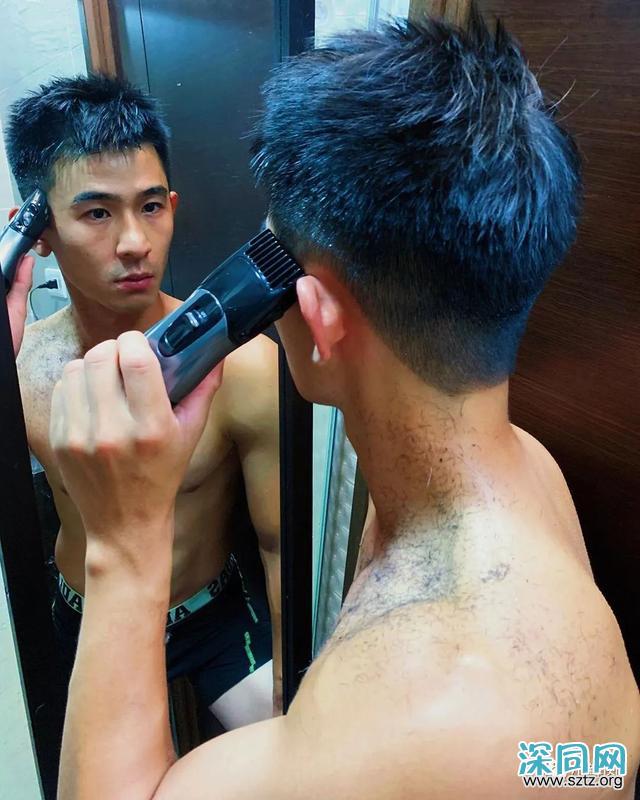 与吴青峰陈意涵合影的羽毛球小哥走红,网友:体会到萧亚轩的快乐 与吴青峰陈意涵合影的羽毛球小哥走红,网友:体会到萧亚轩的快乐