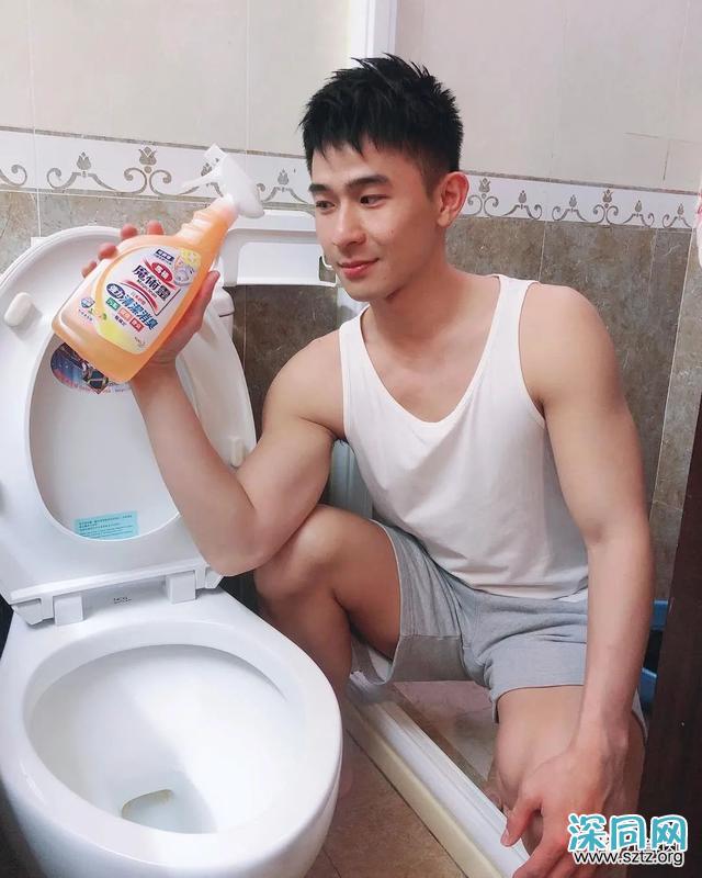 与吴青峰陈意涵合影的羽毛球小哥走红,网友:体会到萧亚轩的快乐 与吴青峰陈意涵合影的羽毛球小哥走红,网友:体会到萧亚轩的快乐