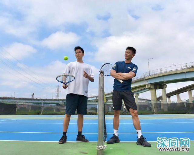 与吴青峰陈意涵合影的羽毛球小哥走红,网友:体会到萧亚轩的快乐 与吴青峰陈意涵合影的羽毛球小哥走红,网友:体会到萧亚轩的快乐