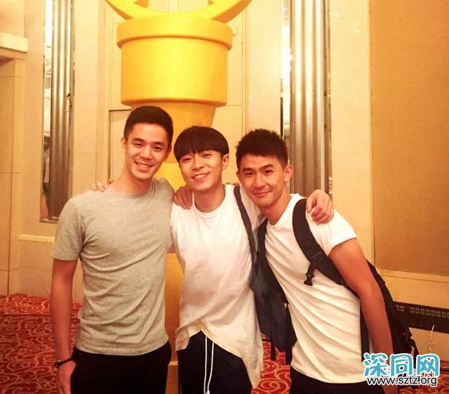 与吴青峰陈意涵合影的羽毛球小哥走红,网友:体会到萧亚轩的快乐 与吴青峰陈意涵合影的羽毛球小哥走红,网友:体会到萧亚轩的快乐