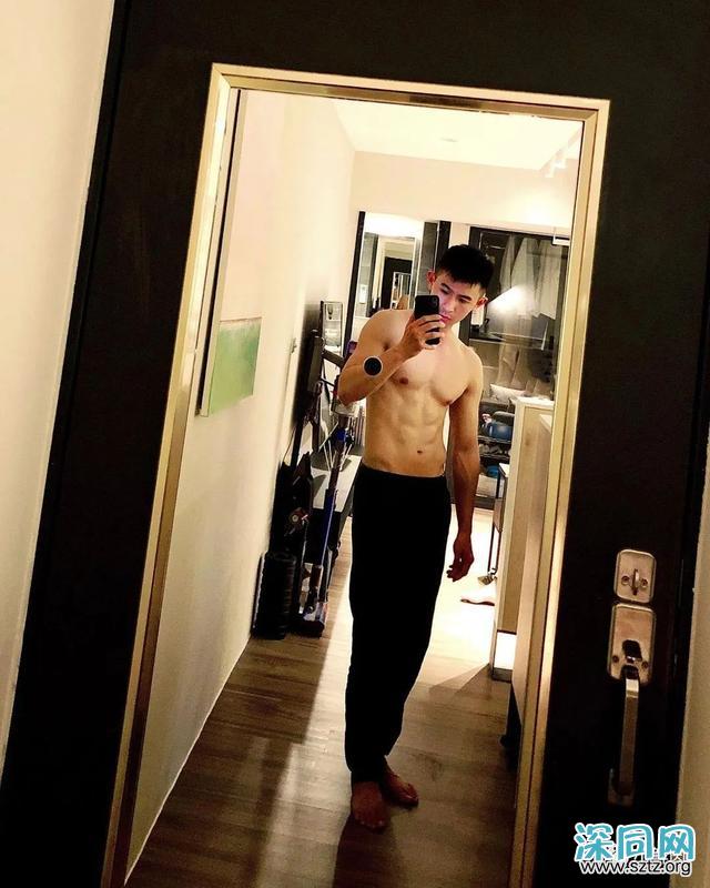 与吴青峰陈意涵合影的羽毛球小哥走红,网友:体会到萧亚轩的快乐 与吴青峰陈意涵合影的羽毛球小哥走红,网友:体会到萧亚轩的快乐