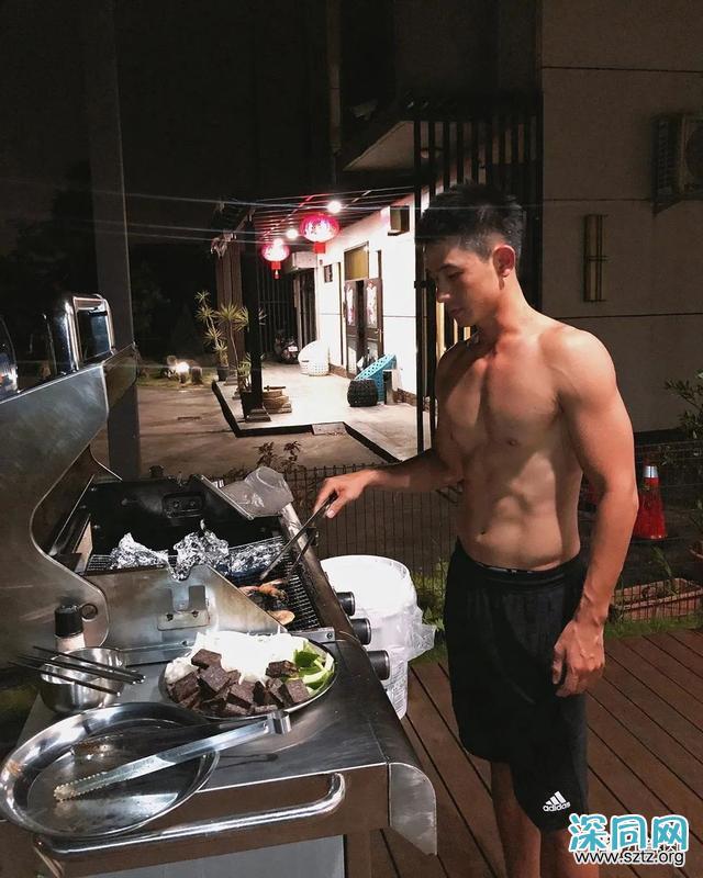 与吴青峰陈意涵合影的羽毛球小哥走红,网友:体会到萧亚轩的快乐 与吴青峰陈意涵合影的羽毛球小哥走红,网友:体会到萧亚轩的快乐