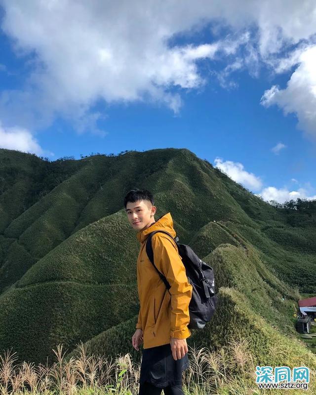 与吴青峰陈意涵合影的羽毛球小哥走红,网友:体会到萧亚轩的快乐 与吴青峰陈意涵合影的羽毛球小哥走红,网友:体会到萧亚轩的快乐