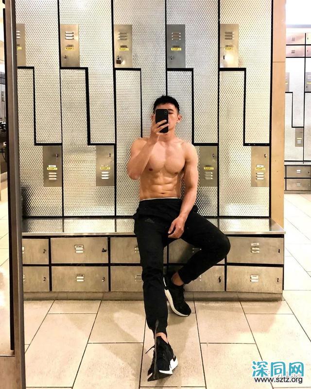 与吴青峰陈意涵合影的羽毛球小哥走红,网友:体会到萧亚轩的快乐 与吴青峰陈意涵合影的羽毛球小哥走红,网友:体会到萧亚轩的快乐