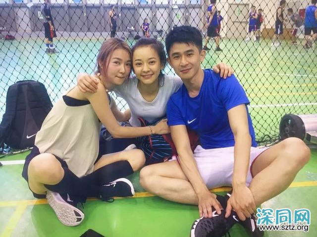 与吴青峰陈意涵合影的羽毛球小哥走红,网友:体会到萧亚轩的快乐 与吴青峰陈意涵合影的羽毛球小哥走红,网友:体会到萧亚轩的快乐