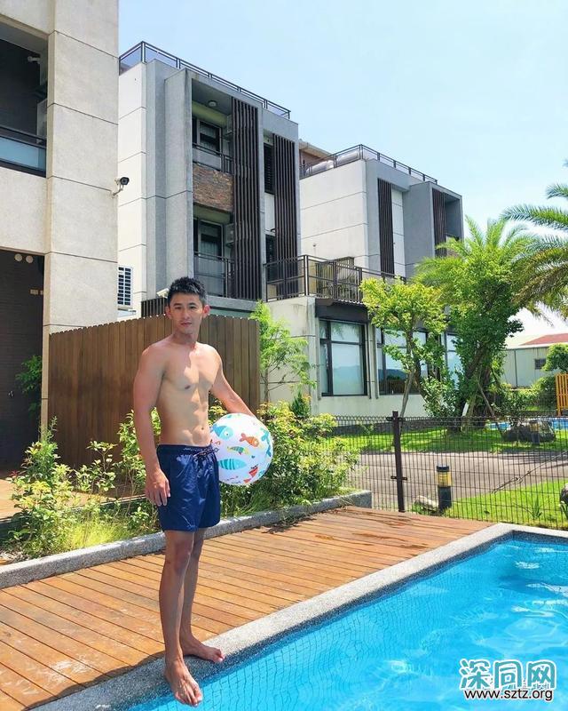 与吴青峰陈意涵合影的羽毛球小哥走红,网友:体会到萧亚轩的快乐 与吴青峰陈意涵合影的羽毛球小哥走红,网友:体会到萧亚轩的快乐