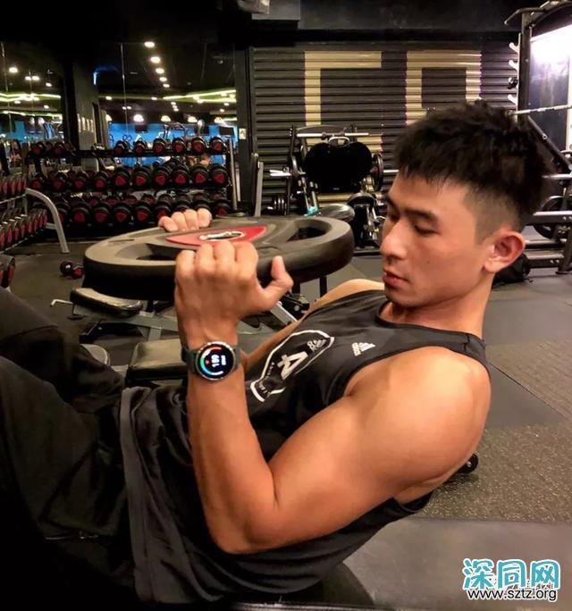 与吴青峰陈意涵合影的羽毛球小哥走红,网友:体会到萧亚轩的快乐 与吴青峰陈意涵合影的羽毛球小哥走红,网友:体会到萧亚轩的快乐