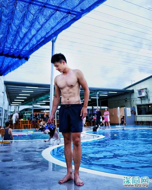 与吴青峰陈意涵合影的羽毛球小哥走红,网友:体会到萧亚轩的快乐 与吴青峰陈意涵合影的羽毛球小哥走红,网友:体会到萧亚轩的快乐