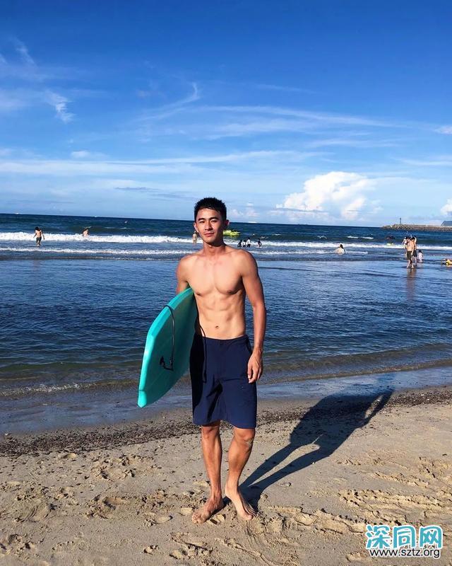 与吴青峰陈意涵合影的羽毛球小哥走红,网友:体会到萧亚轩的快乐 与吴青峰陈意涵合影的羽毛球小哥走红,网友:体会到萧亚轩的快乐