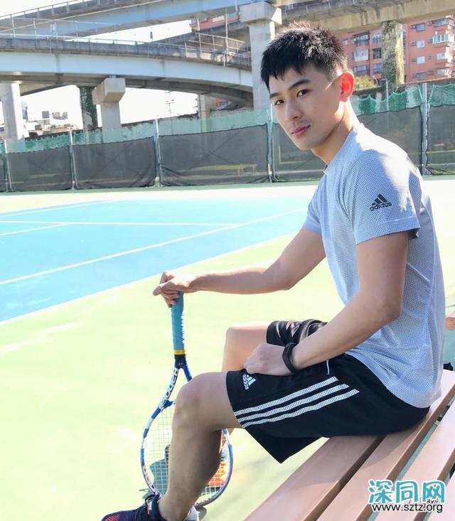 与吴青峰陈意涵合影的羽毛球小哥走红,网友:体会到萧亚轩的快乐 与吴青峰陈意涵合影的羽毛球小哥走红,网友:体会到萧亚轩的快乐