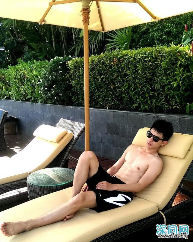 与吴青峰陈意涵合影的羽毛球小哥走红,网友:体会到萧亚轩的快乐 与吴青峰陈意涵合影的羽毛球小哥走红,网友:体会到萧亚轩的快乐