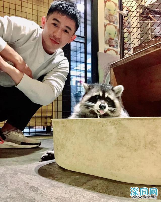 与吴青峰陈意涵合影的羽毛球小哥走红,网友:体会到萧亚轩的快乐 与吴青峰陈意涵合影的羽毛球小哥走红,网友:体会到萧亚轩的快乐